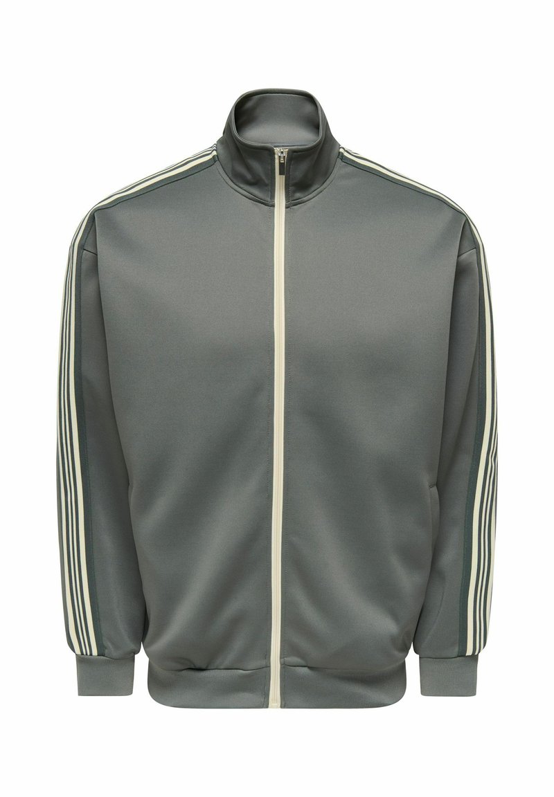 Siva zip-up jopica z stojalnim ovratnikom, ki ima off-white črte vzdolž rokavov in žepov na straneh. Gladek, lahkoten material.