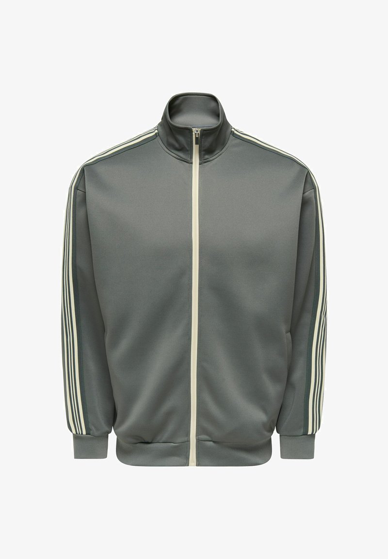 Siva zip-up jopica z stojalnim ovratnikom, ki ima off-white črte vzdolž rokavov in žepov na straneh. Gladek, lahkoten material.