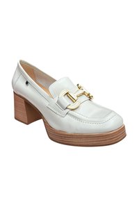Mocassins à talons blancs en cuir avec une accent en chaîne dorée, bout carré et un talon bloc en bois épais avec une surface texturée.