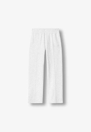 Fehér melegítőnadrág, rugalmas derékkal, két oldalsó zsebbel és varrott díszítéssel a lábak mentén. Puha anyagból készült.