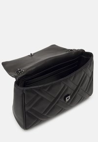 Borsa a tracolla in pelle nera trapuntata con chiusura a scatto magnetico, caratterizzata da una texture liscia e numerosi scomparti interni per l'organizzazione.