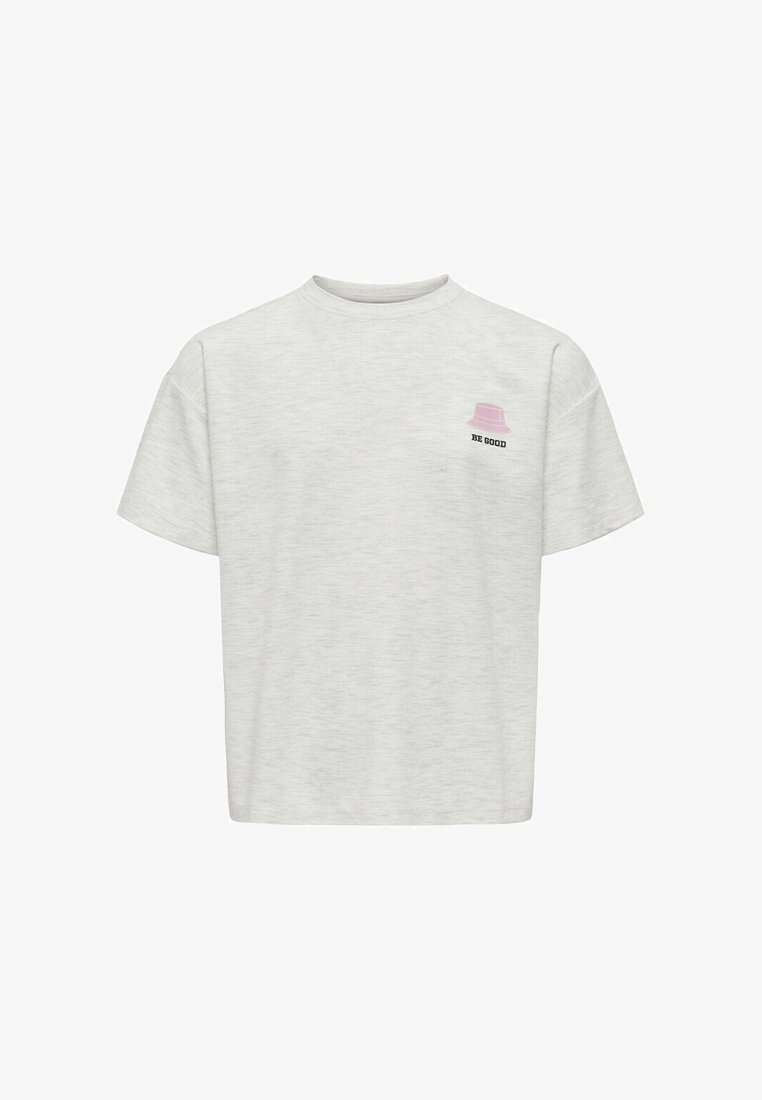 T-shirt à manches courtes gris clair avec un petit graphique de chapeau seau rose et le texte "BE GOOD" sur le côté gauche de la poitrine.