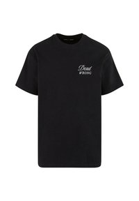 Sort bomulds t-shirt med korte ærmer, med hvid tekst "Dead WRONG" i en stiliseret skrifttype på venstre brystområde.