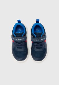 Granatowe trampki z siateczkową cholewką, grubą białą podeszwą i paskiem na rzep. Z czerwono-niebieskim paskiem dekoracyjnym. Rozmiar wskazany: 24.