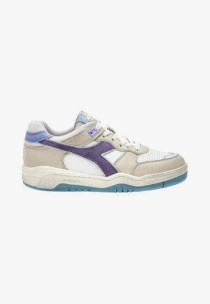 Sneaker con una toma superiore in suede beige, bianco e viola, una punta in rete e una suola in gomma blu chiaro. Design con lacci.