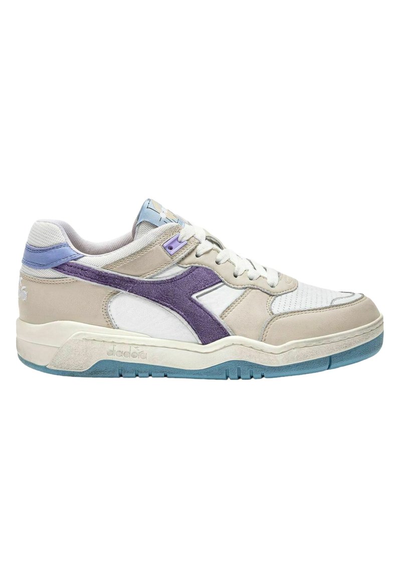 Sneaker con una toma superiore in suede beige, bianco e viola, una punta in rete e una suola in gomma blu chiaro. Design con lacci.