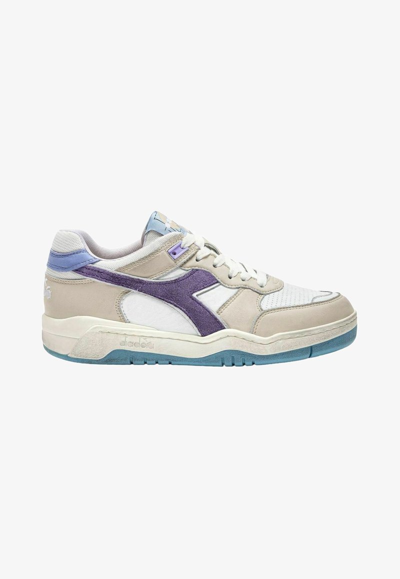 Sneaker con una toma superiore in suede beige, bianco e viola, una punta in rete e una suola in gomma blu chiaro. Design con lacci.