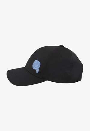 Gorra de béisbol negra con visera curva, que presenta una pequeña cara bordada en azul claro, con gafas y un pañuelo en el panel delantero.