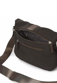 Bolso mensajero de tela marrón con correa ajustable, compartimento principal con cremallera y bolsillo frontal. Presenta detalles texturizados y herrajes plateados.