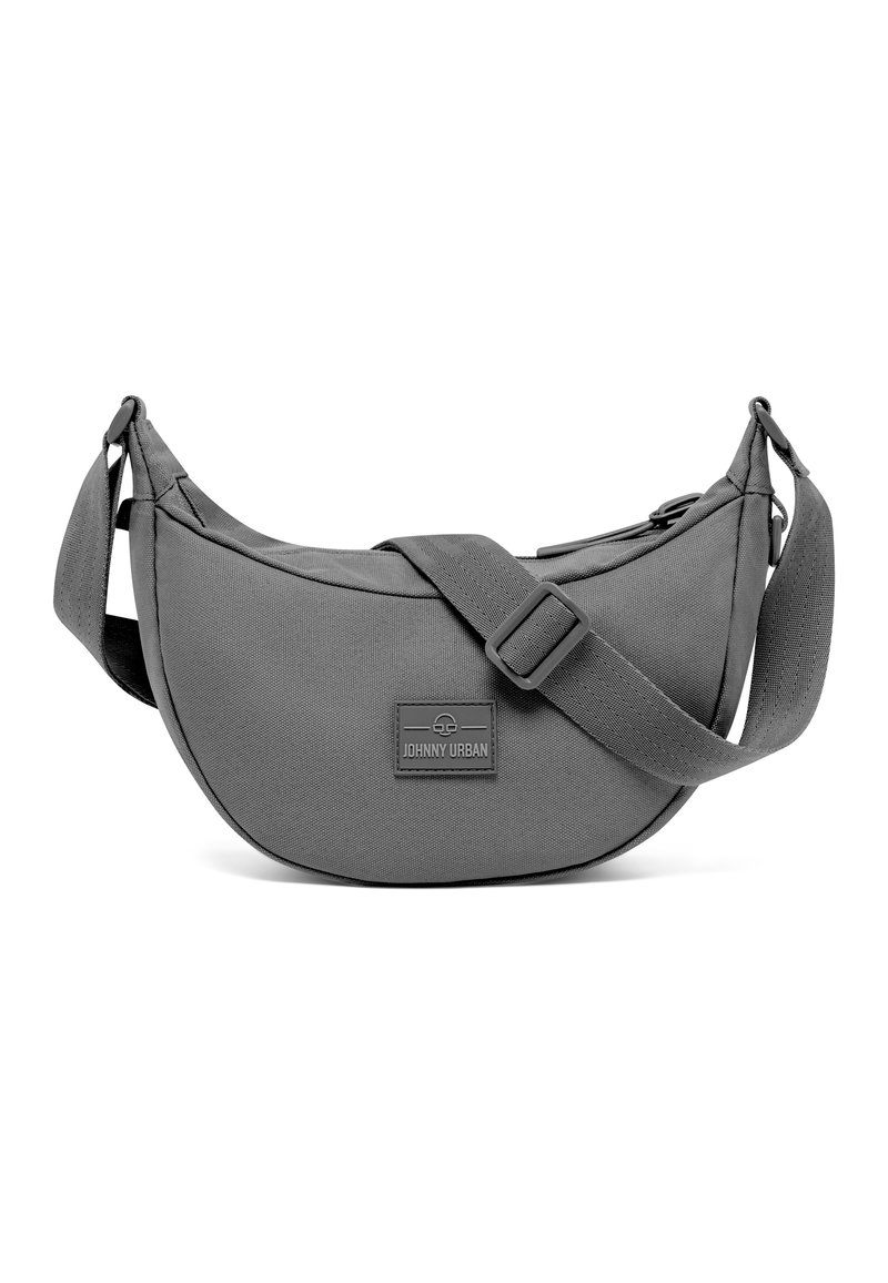 Graue Schultertasche aus strukturiertem Stoff, mit einer geschwungenen Form, verstellbarem Schulterriemen und einem kleinen Markenlabel auf der Vorderseite.