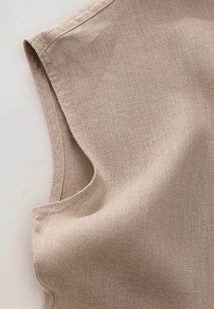 Beiger Leinenstoff mit glatter Textur und subtiler Webart. Verfügt über einen abgerundeten, genähten Rand für eine saubere Verarbeitung und eine gut fallende Form.