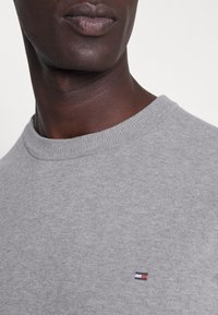 Tommy Hilfiger CREW NECK  - Camisola - medium grey heather
