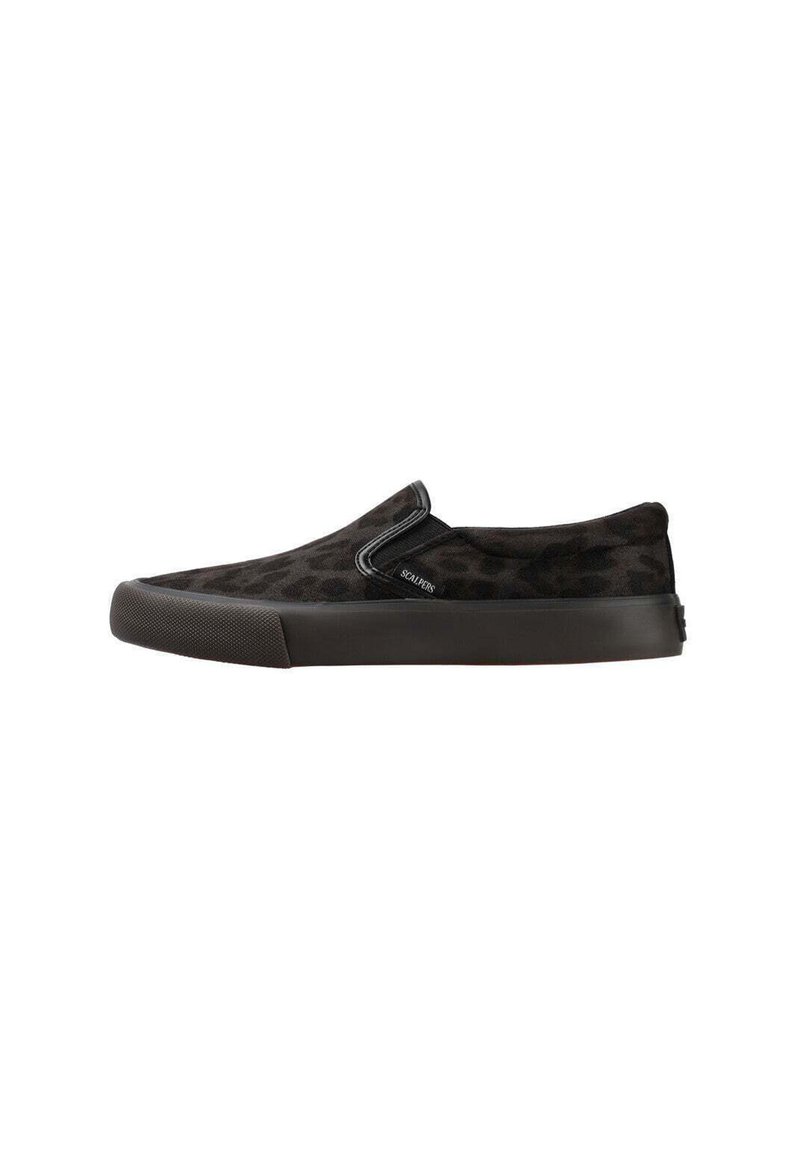 Zapatillas negras sin cordones con un sutil patrón de leopardo y suela de goma, marcadas con la marca "Scalpers" en el lateral.