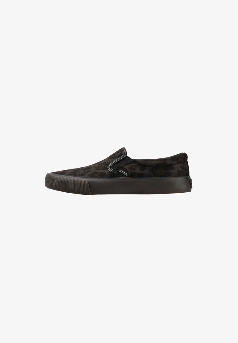 Zapatillas negras sin cordones con un sutil patrón de leopardo y suela de goma, marcadas con la marca "Scalpers" en el lateral.
