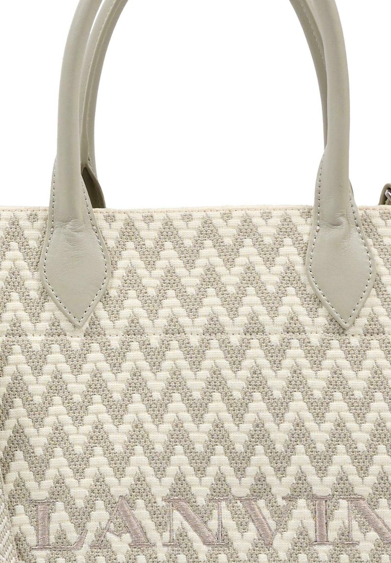 Borsa tote intrecciata beige e bianca con motivo a zigzag e manici in pelle grigio pallido, con ricamo parziale del nome del marchio.