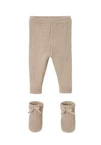 Beige Rippstrick-Babyhose mit umgeschlagenen Bündchen und passenden weichen Stiefeln mit kleinen Schleifen vorne.