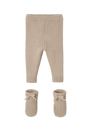 Beige Rippstrick-Babyhose mit umgeschlagenen Bündchen und passenden weichen Stiefeln mit kleinen Schleifen vorne.