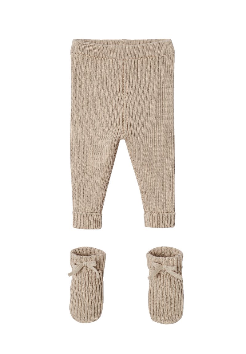 Beige Rippstrick-Babyhose mit umgeschlagenen Bündchen und passenden weichen Stiefeln mit kleinen Schleifen vorne.