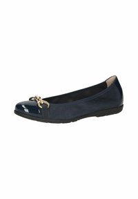 Shoe pianeggiante blu navy con punta in vernice, corpo in suede e un accento metallico sulla parte anteriore. Forma arrotondata con soletta imbottita.