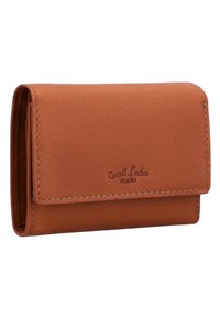 Portefeuille pliable en cuir marron avec des coutures visibles et "Gusti Leder studio" embossé sur le rabat avant sur fond blanc.