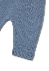 Blauwe gebreide kledingstuk met een zachte textuur, geribbelde manchetten en een relaxte pasvorm. Het materiaal lijkt lichtgewicht en geschikt voor layering.