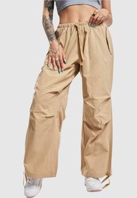 Karl Kani - SMALL SIGNATURE PARACHUTE  - Pantaloni - sand Immagine in miniatura 1