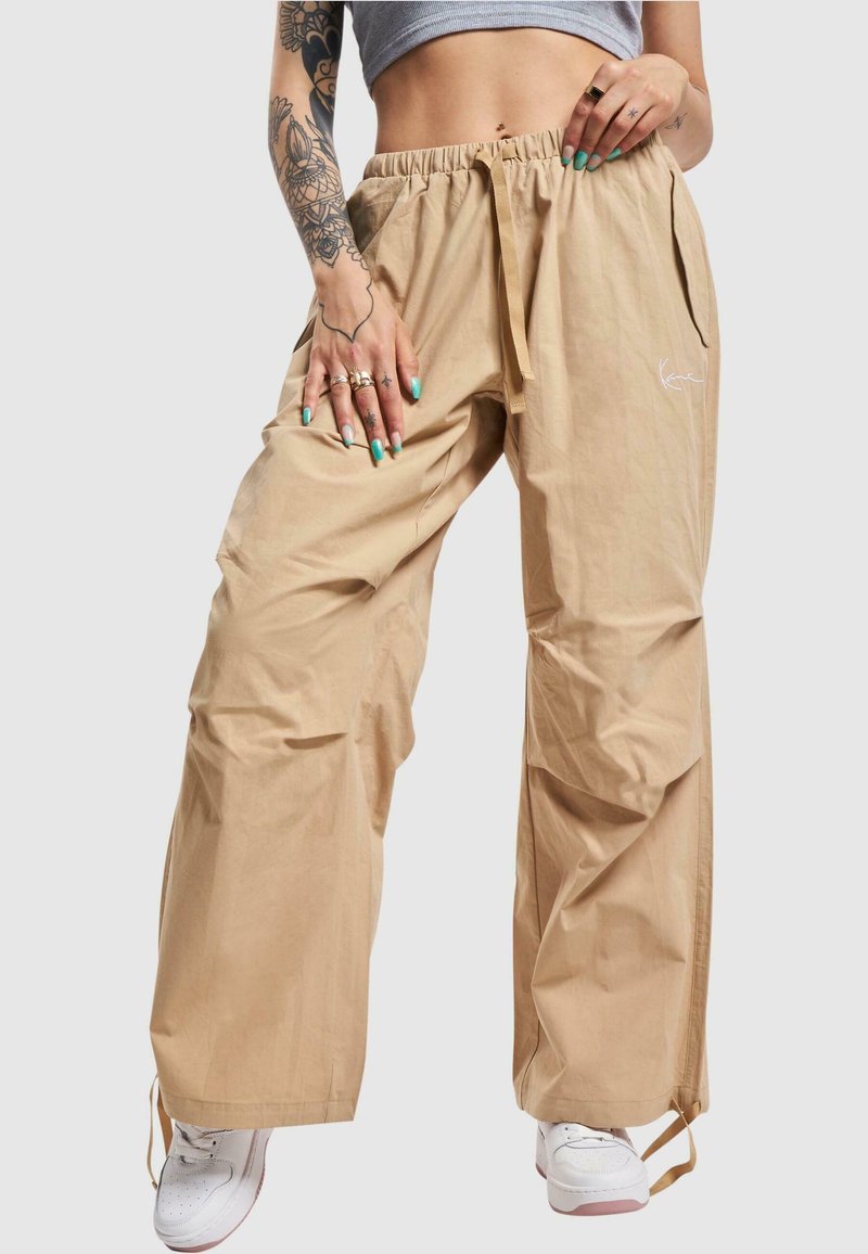 Karl Kani - SMALL SIGNATURE PARACHUTE  - Pantaloni - sand, Ingrandire