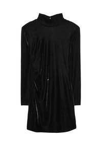 Schwarzes Samtkleid mit hohem Kragen, langen Ärmeln und gerafftem seitlichen Detail. Glatte Textur mit glänzender Oberfläche.