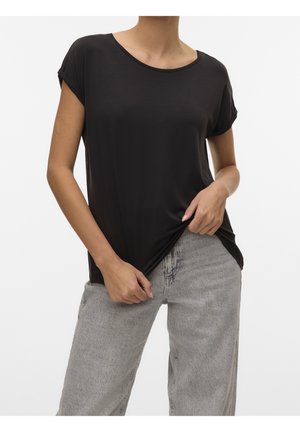 Sort kortærmet t-shirt med rund halsudskæring. Blødt, glat stof med en afslappet pasform. Modellen parrer den med højtaljede grå jeans.