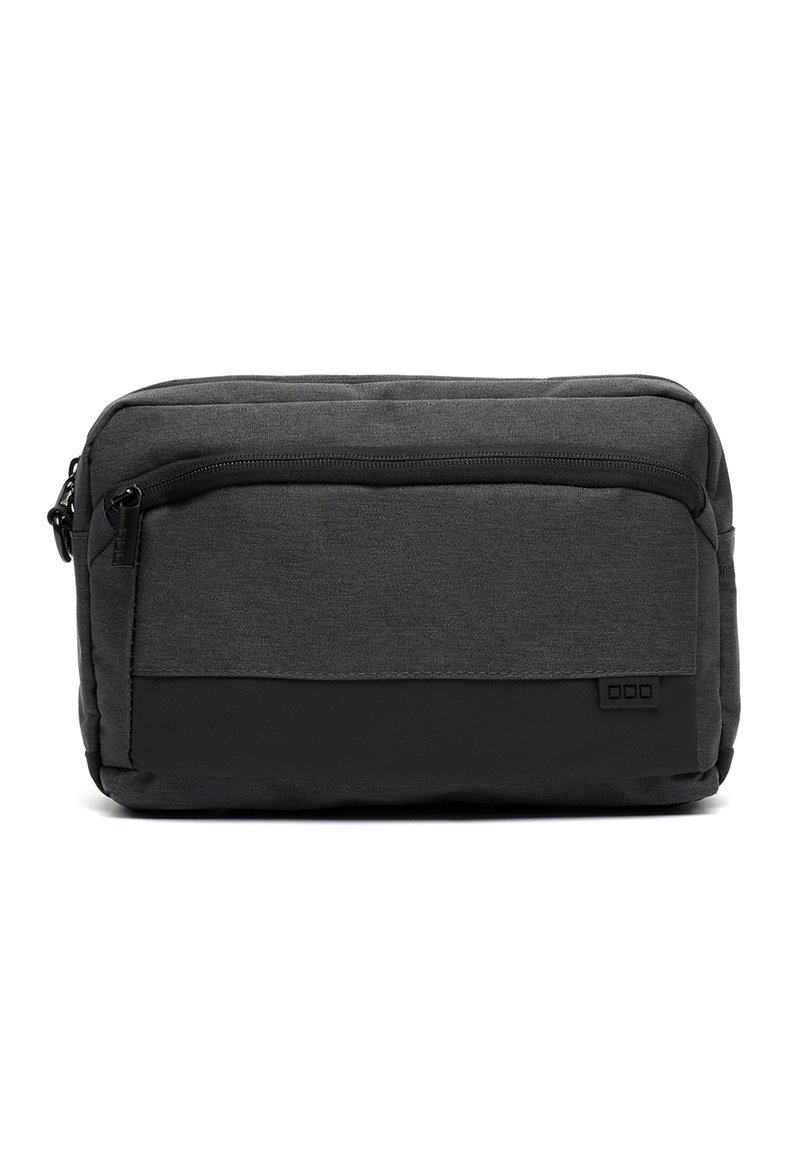 Grå tygbudväska med en framfickan med dragkedja, rektangulär form, vadderad design och svart bottenpanel, som erbjuder en snygg, minimalistisk look.