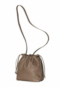 Borsa in pelle marrone con cordino, dalla texture morbida, forma arrotondata e lunga tracolla per un facile trasporto. Cordini regolabili sulla parte superiore.