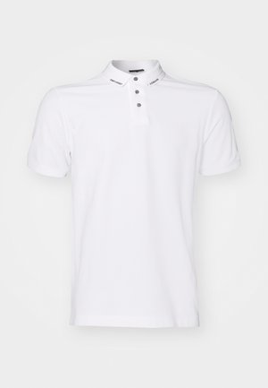 Valkoinen lyhythihainen poolopaita, jossa on kolme nappia ja "EMPORIO ARMANI" -teksti kauluksessa, esitetty yksivärisellä taustalla.