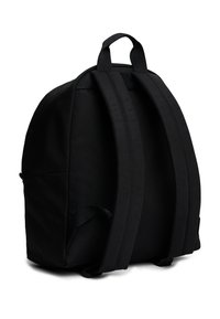 Svart ryggsäck med vadderade, justerbara remmar och ett handtag upptill. Tillverkad av robust tyg, med en strukturerad form och minimala detaljer.
