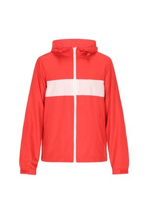 Giacca a vento rossa con striscia orizzontale bianca, zip frontale completa, cappuccio regolabile, due tasche laterali, polsini elasticizzati e una consistenza leggera.