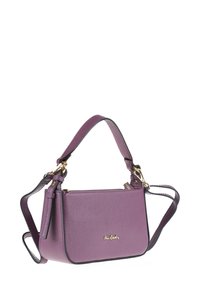 Borsa a mano in pelle viola con finitura testurizzata, dotata di un manico corto e di una tracolla lunga regolabile. Sono visibili dettagli in metallo dorato.