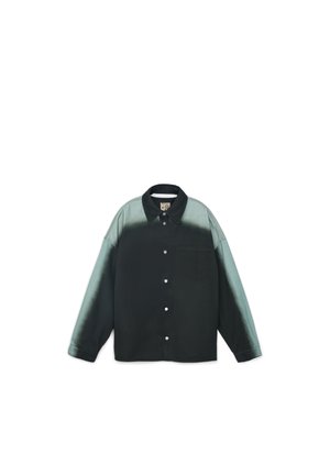 Hemd mit schwarzem Grund und ärmeln in Teal-Verlauf, mit Kragen, Knopfverschluss und Brusttasche. Hergestellt aus strukturiertem Stoff.