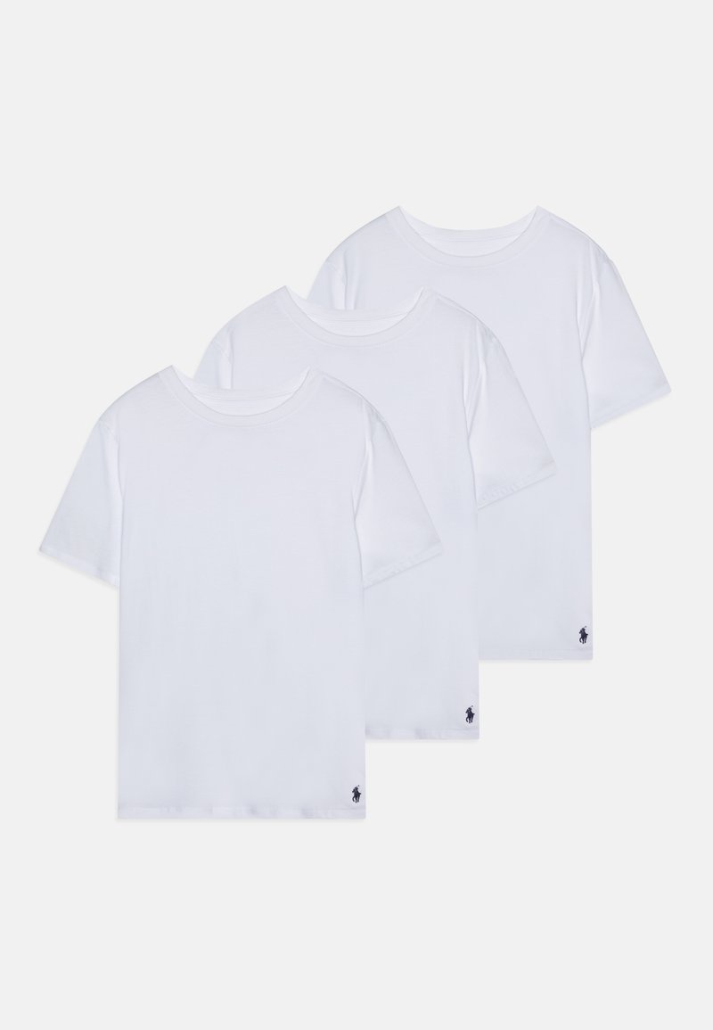 Tres camisetas blancas de manga corta hechas de algodón. Cada una presenta un cuello redondo y un pequeño logo en la esquina inferior izquierda.