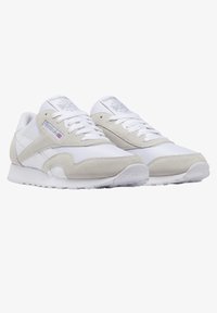 Vita och ljusgrå sneakers i mocka och mesh-material, snörning, vadderad krage och en texturerad gummisula.