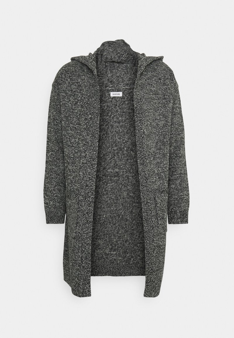 Gilet tricoté avec capuche, présentant un tissu texturé dans des tons de noir et de gris, au design ouvert à l'avant et avec des manches longues.