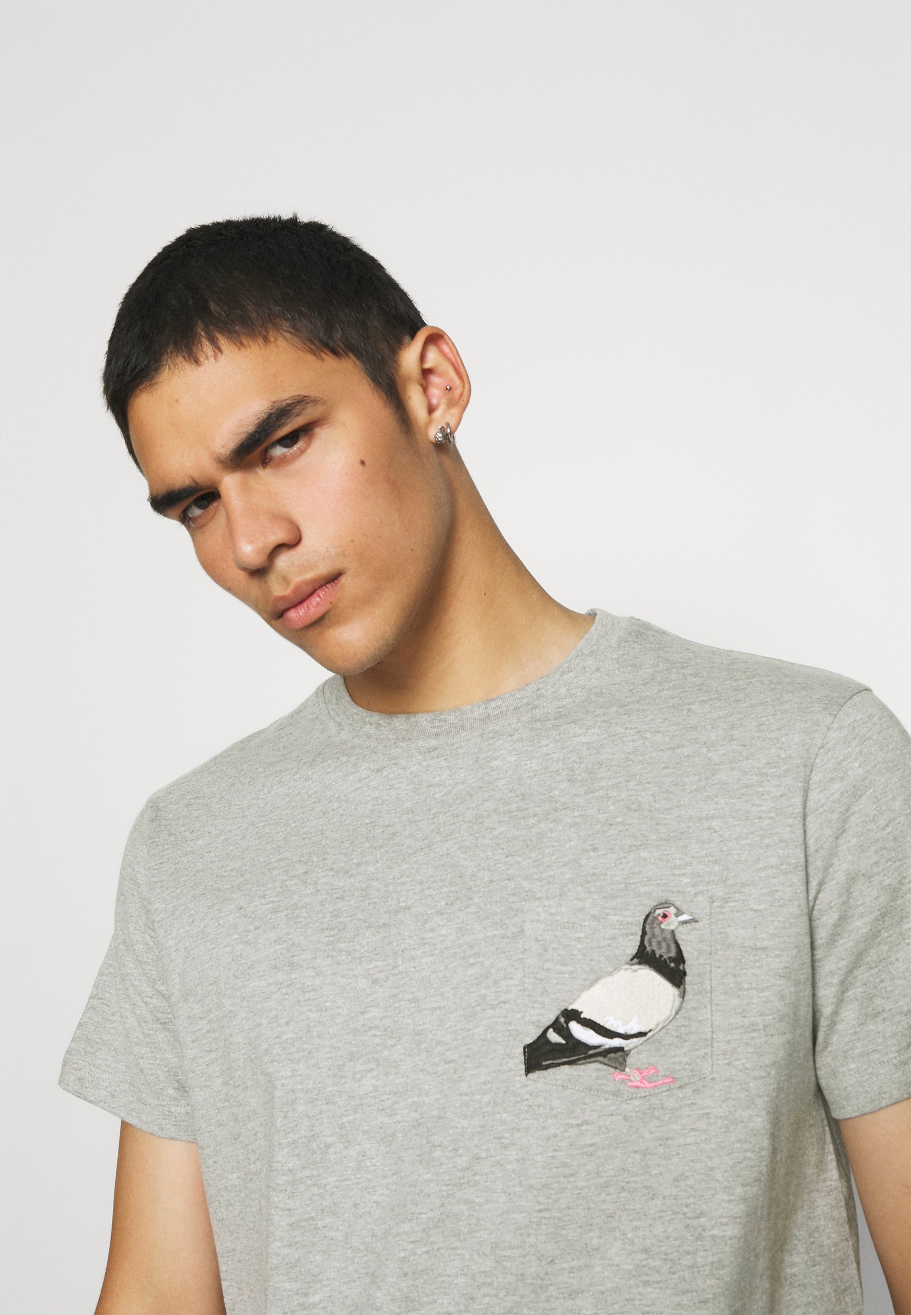 STAPLE PIGEON POCKET TEE UNISEX - Print 