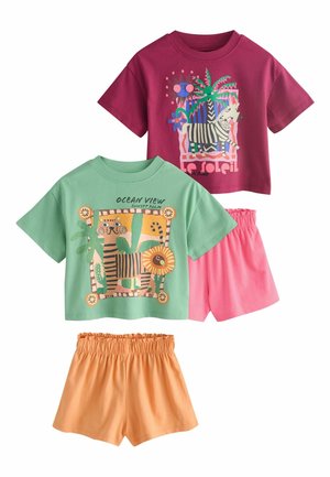 Deux hauts enfants à manches courtes avec imprimés animaux : un vert avec un tigre et un texte, un bordeaux avec un zèbre et un palmier, assortis à des shorts orange et rose.