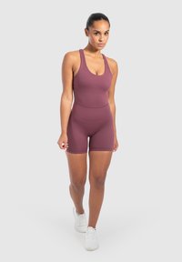 Bodysuit atlético burdeos con tirantes anchos y diseño ajustado, combinado con zapatillas blancas. Textura suave, longitud a medio muslo.