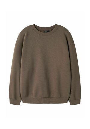 Bruine sweater met ronde hals, lange mouwen, geribbelde manchetten en onderzoom, weergegeven op een witte achtergrond.