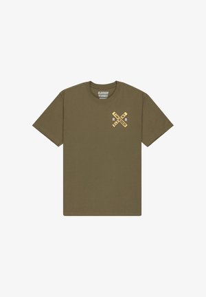 Oliwkowa bawełniana koszulka z krótkim rękawem, okrągłym dekoltem i niewielkim graficznym logo z wzorem w kształcie krzyża w kolorze żółtym i białym.