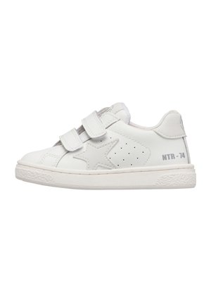 Zapatilla blanca para niños con dos tiras de velcro, detalle de estrella en el lateral, perforaciones y texto "NTR-74" cerca del talón.