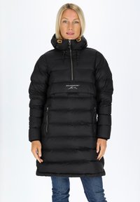 Svart puffjacka med hög krage, dragkedja fram och sidofickor. Har en kviltad design och logotyp på bröstet. Slät, isolerad textur.