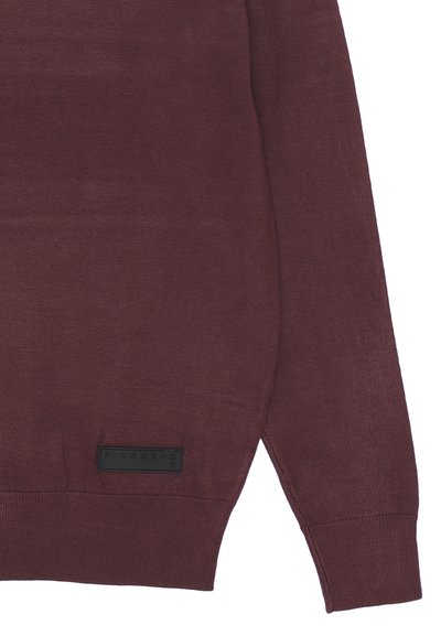 Maglione bordeaux realizzato in tessuto a maglia fine, con polsini e orlo a coste. Etichetta nera distintiva con "RICHMOND" cucita vicino al fondo.