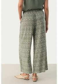 Groene met patroon breed gesneden broek met een elastische tailleband, met een gestructureerd print in tinten groen en gebroken wit.