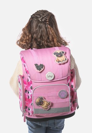 Zaino rosa con motivi a impronte di zampe, dettagli in pelliccia sintetica, diverse toppe tra cui un cuore e un design di carlino, e cinghie e hardware grigi.