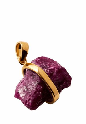 Colgante de oro que sostiene una gema púrpura cruda y rugosa con una textura natural sobre un fondo blanco.